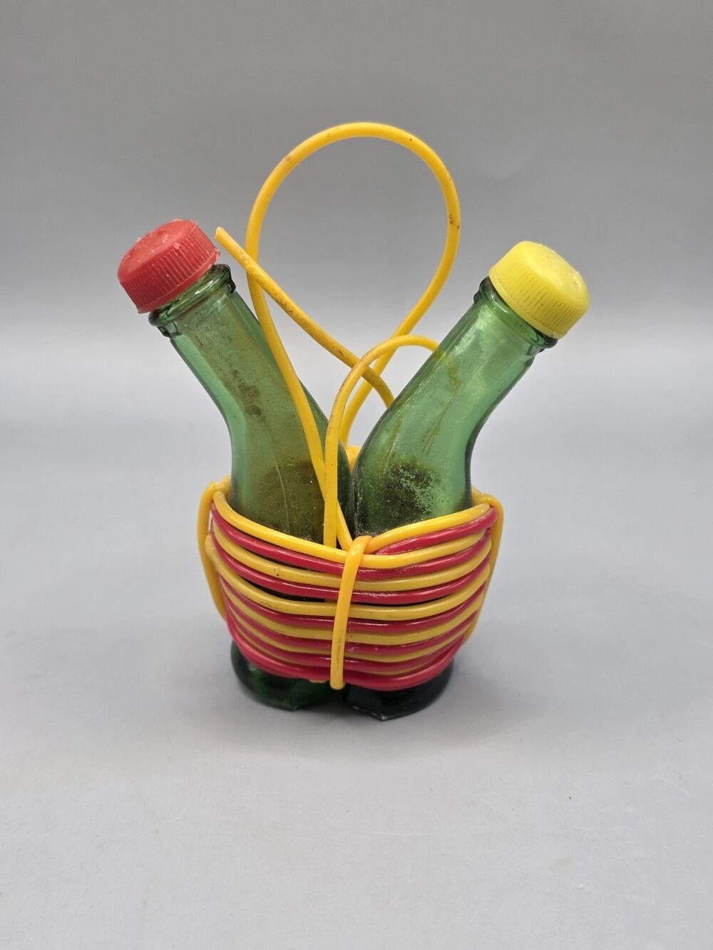 Vintage Italian Chianti Green Glass Salt Pepper Shakers Red Yellow Scoubidou...